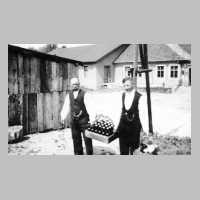 107-0038 August Duckwitz und Karl Tobe haben beim Gastwirt Minuth in Plibischken Bier gekauft.jpg
